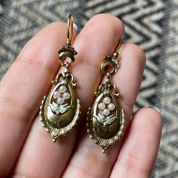 Vintage Gold Pearls & Leaf Earrings - Picture 5 of 6